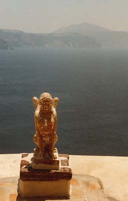 Statue in Oia
